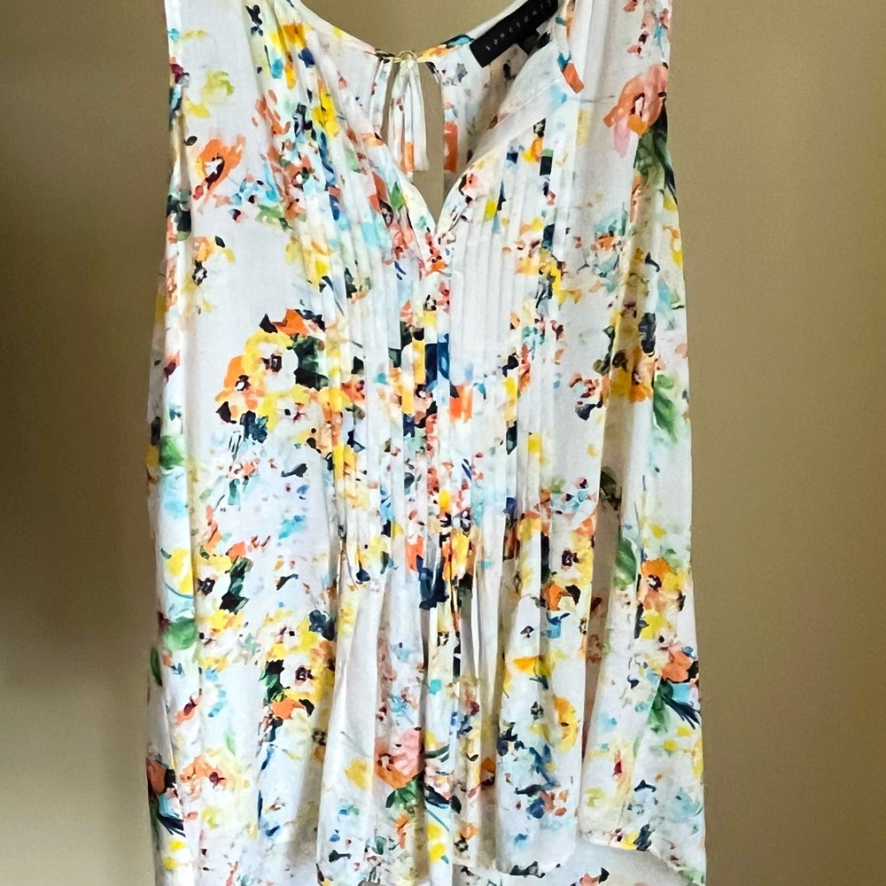 Pleated sleeveless summer top. Cool opening and tie in the back.